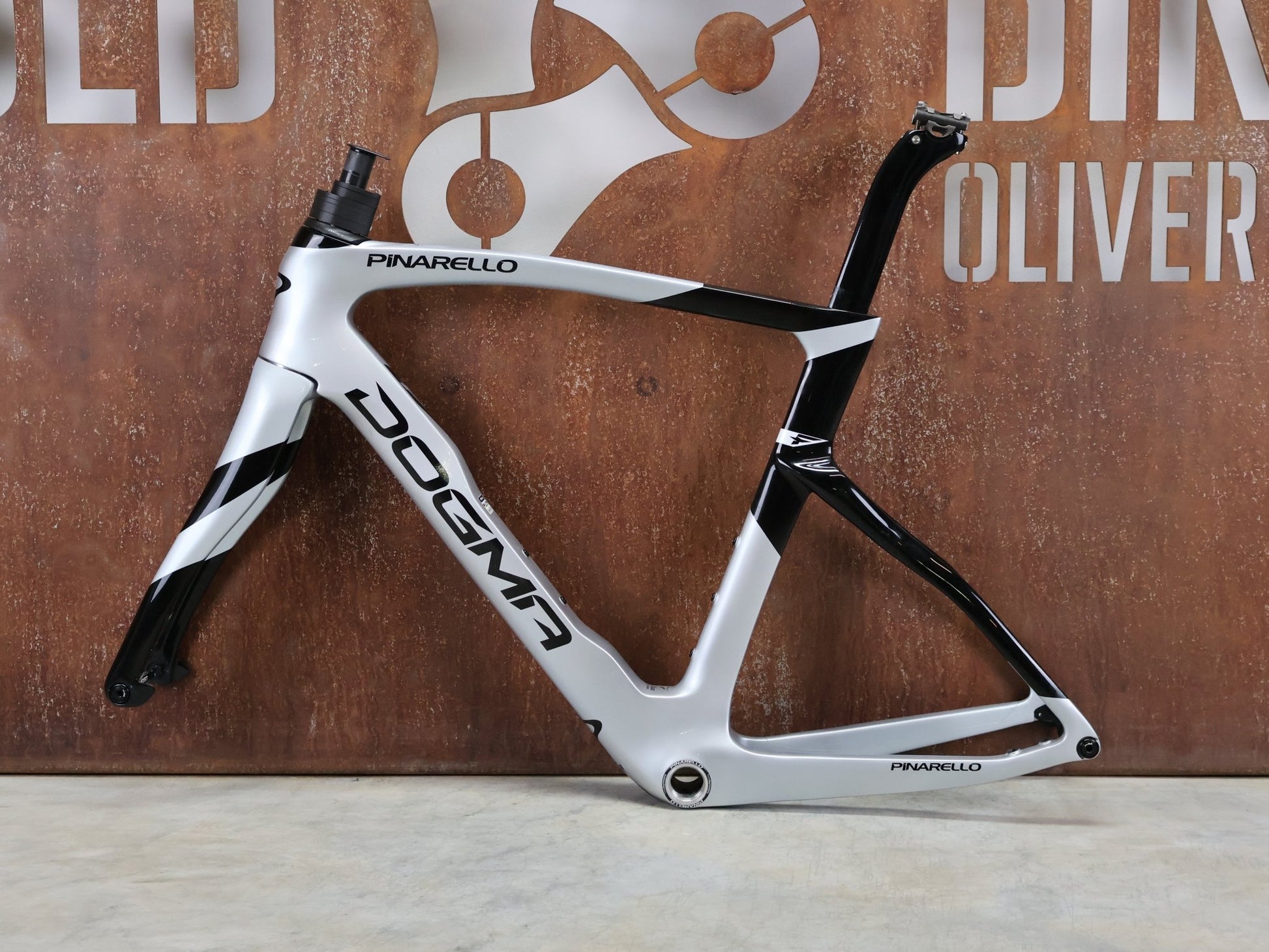 Rennradrahmen von Pinarello, PINARELLO DOGMA F RAHMENSET / SPEEDSTER SILVER / DISC / 55CM vor USEDBIKES - OB.DE Hintergrund
