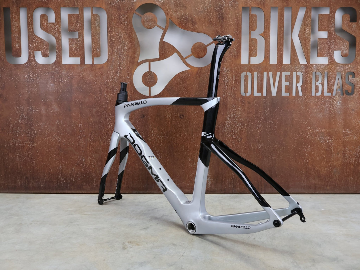 Rennradrahmen von Pinarello, PINARELLO DOGMA F RAHMENSET / SPEEDSTER SILVER / DISC / 55CM vor USEDBIKES - OB.DE Hintergrund
