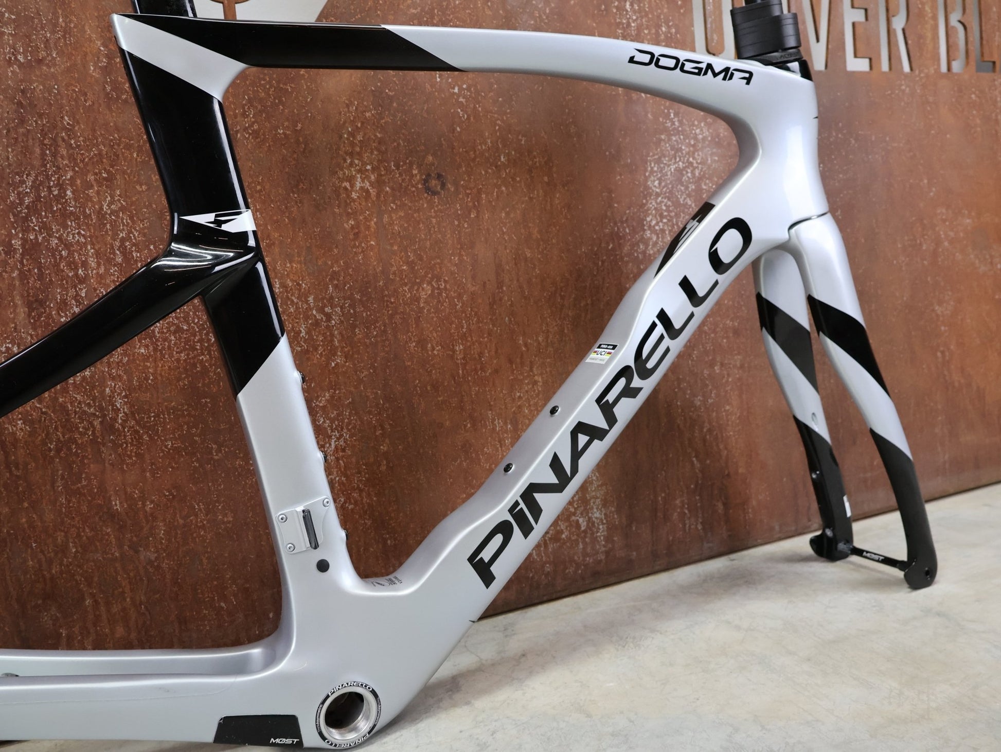 Rennradrahmen von Pinarello, PINARELLO DOGMA F RAHMENSET / SPEEDSTER SILVER / DISC / 55CM vor USEDBIKES - OB.DE Hintergrund