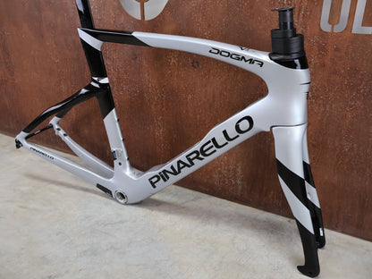Rennradrahmen von Pinarello, PINARELLO DOGMA F RAHMENSET / SPEEDSTER SILVER / DISC / 55CM vor USEDBIKES - OB.DE Hintergrund