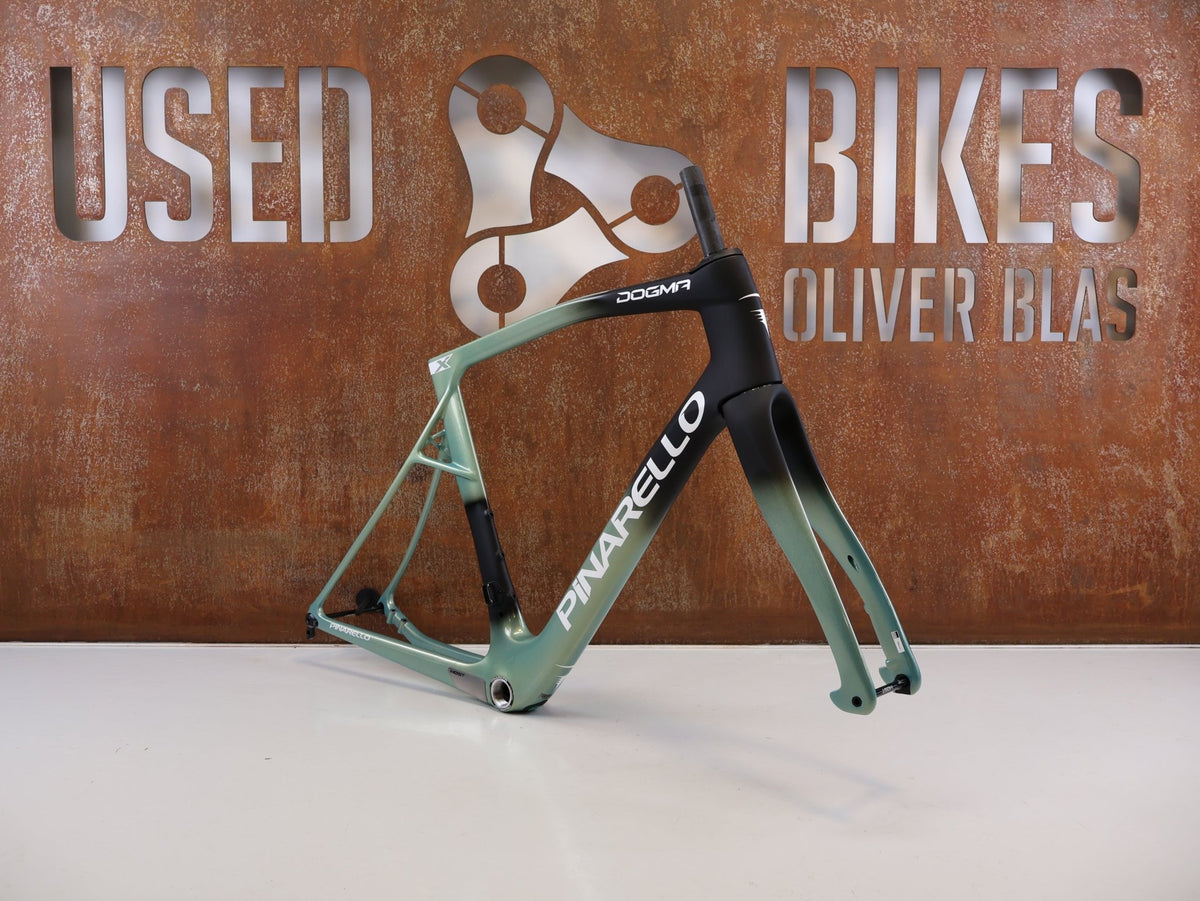 Rennradrahmen von Pinarello, PINARELLO DOGMA X RAHMENSET LUXTER SKY SHINY CARBON / 56CM vor USEDBIKES-OB.DE Hintergrund