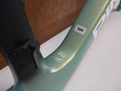 Rennradrahmen von Pinarello, PINARELLO DOGMA X RAHMENSET LUXTER SKY SHINY CARBON / 56CM vor USEDBIKES-OB.DE Hintergrund