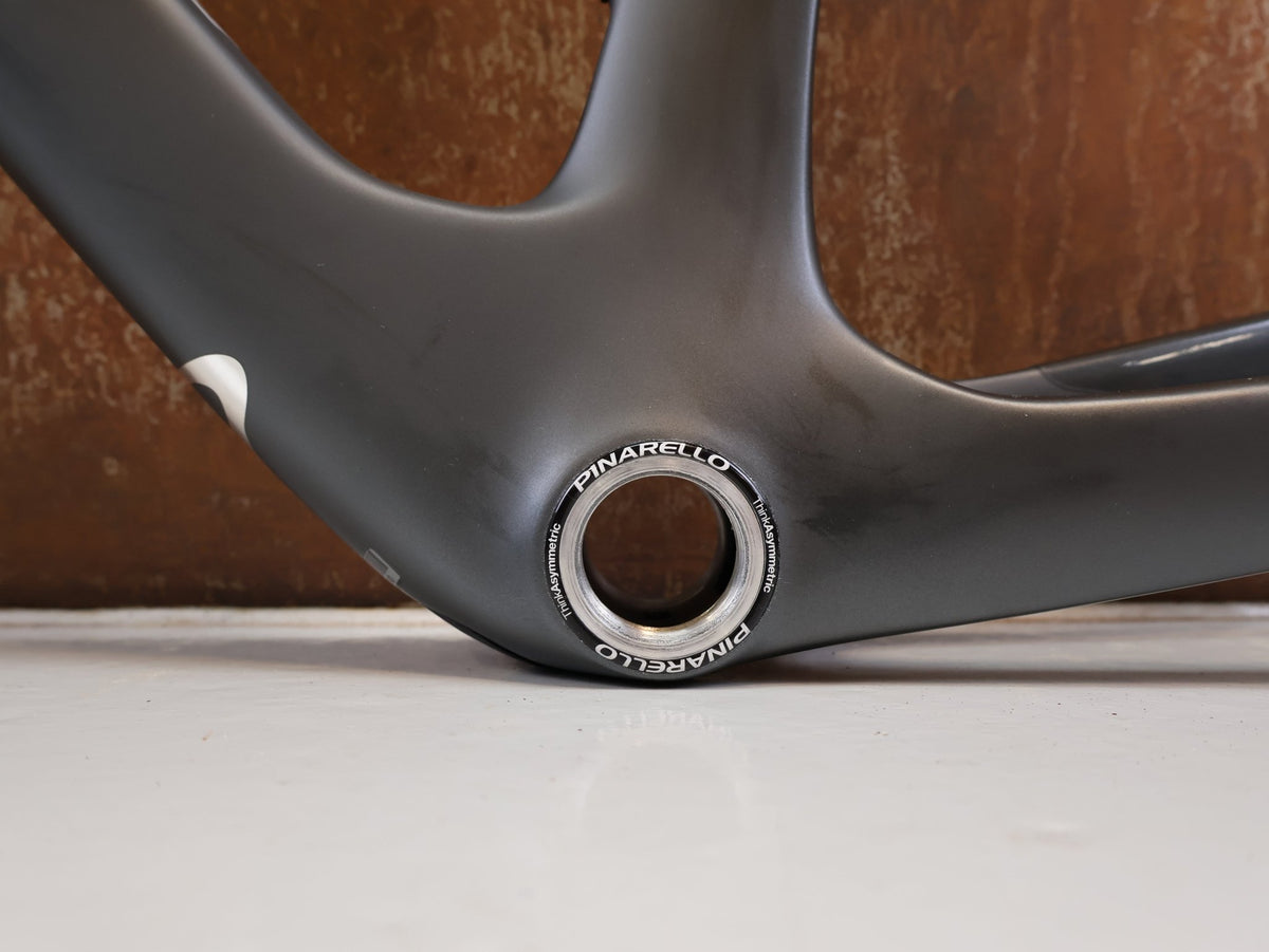Rennradrahmen von Pinarello, PINARELLO DOGMA X RAHMENSET XOLAR BLACK CARBON / 50CM vor USEDBIKES-OB.DE Hintergrund