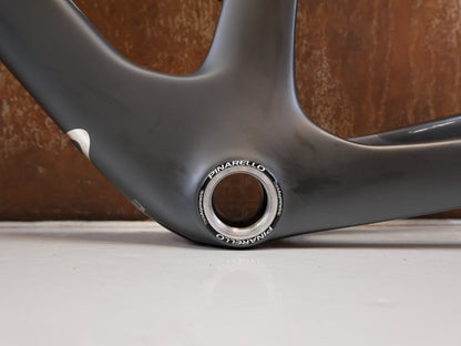 Rennradrahmen von Pinarello, PINARELLO DOGMA X RAHMENSET XOLAR BLACK CARBON / 50CM vor USEDBIKES-OB.DE Hintergrund