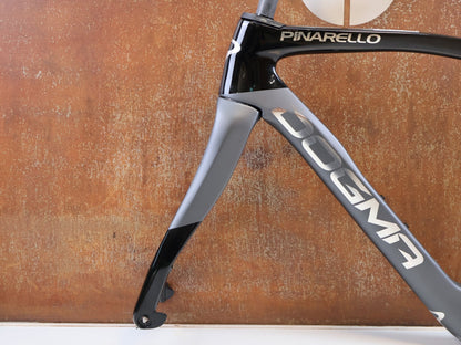 Rennradrahmen von Pinarello, PINARELLO DOGMA X RAHMENSET XOLAR BLACK CARBON / 50CM vor USEDBIKES-OB.DE Hintergrund