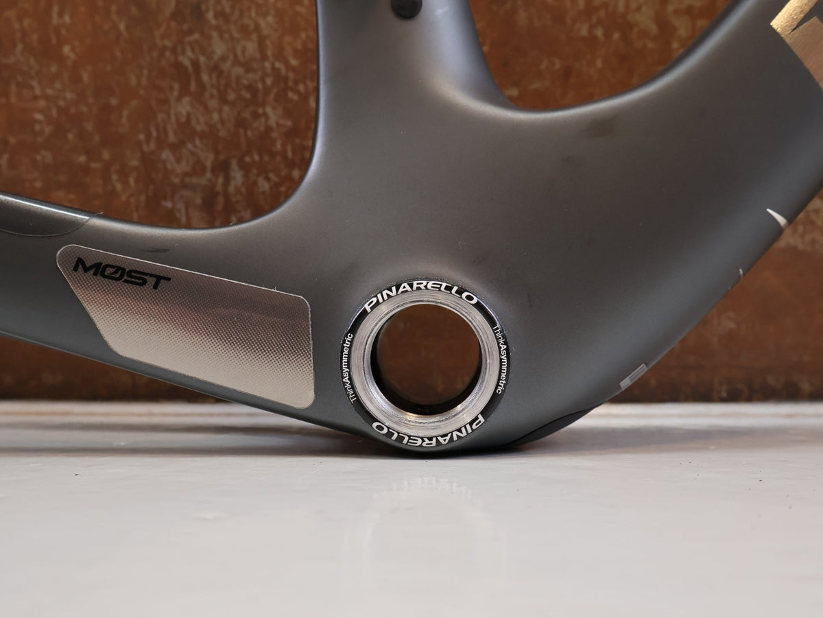 Rennradrahmen von Pinarello, PINARELLO DOGMA X RAHMENSET XOLAR BLACK CARBON / 50CM vor USEDBIKES-OB.DE Hintergrund