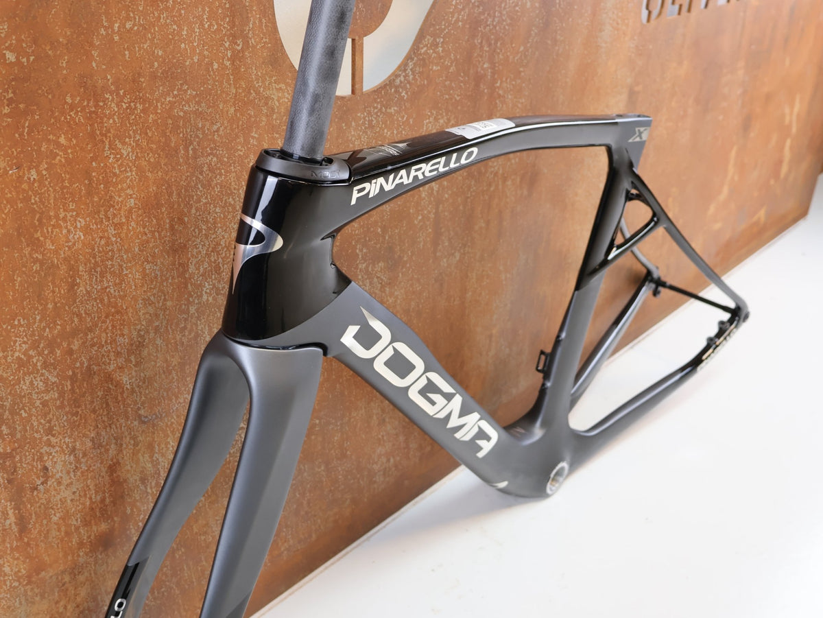 Rennradrahmen von Pinarello, PINARELLO DOGMA X RAHMENSET XOLAR BLACK CARBON / 50CM vor USEDBIKES-OB.DE Hintergrund