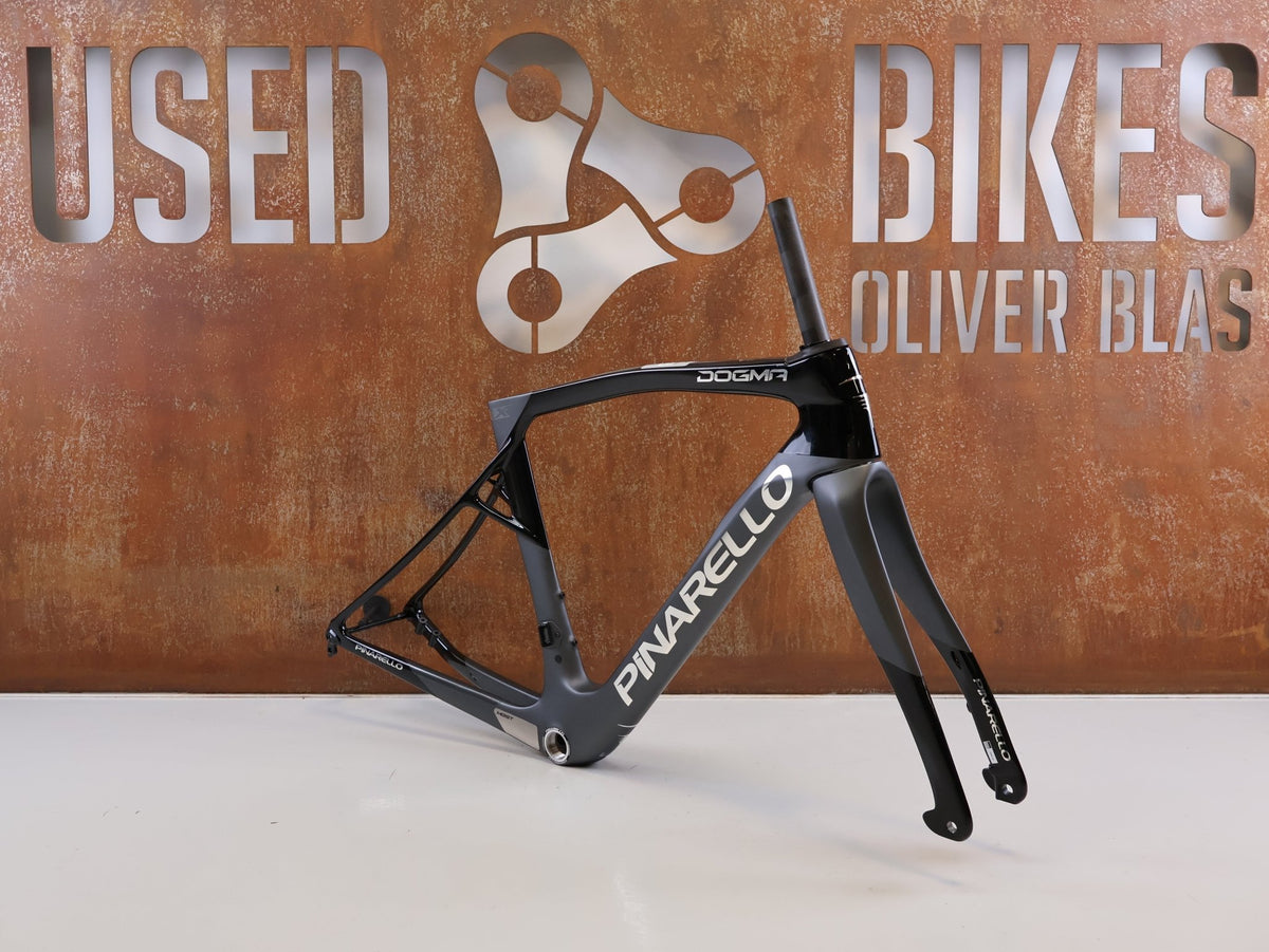 Rennradrahmen von Pinarello, PINARELLO DOGMA X RAHMENSET XOLAR BLACK CARBON / 50CM vor USEDBIKES-OB.DE Hintergrund