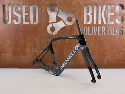 Rennradrahmen von Pinarello, PINARELLO DOGMA X RAHMENSET XOLAR BLACK CARBON / 50CM vor USEDBIKES-OB.DE Hintergrund