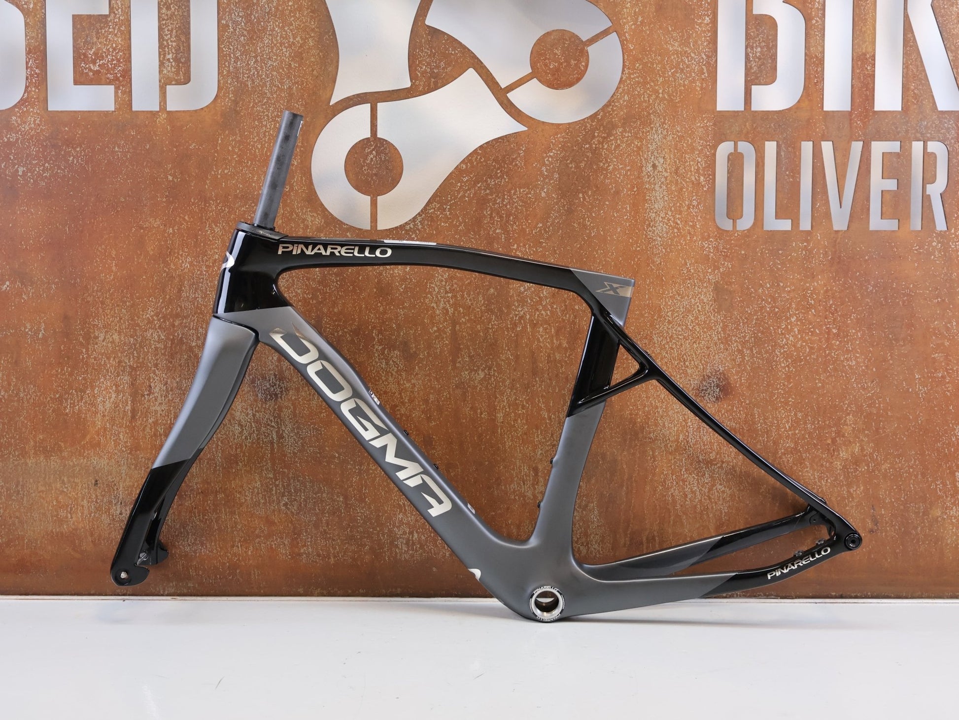 Rennradrahmen von Pinarello, PINARELLO DOGMA X RAHMENSET XOLAR BLACK CARBON / 50CM vor USEDBIKES-OB.DE Hintergrund