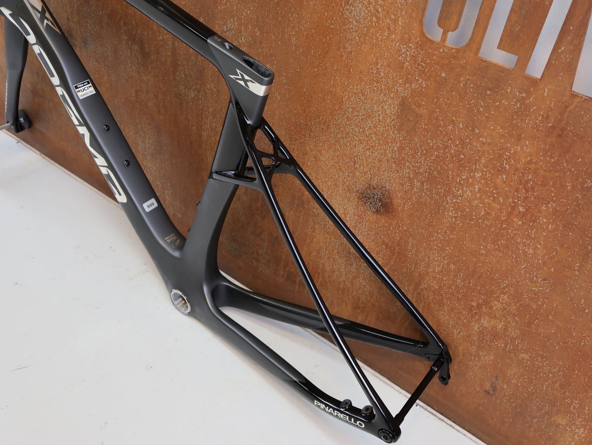Rennradrahmen von Pinarello, PINARELLO DOGMA X RAHMENSET XOLAR BLACK CARBON / 50CM vor USEDBIKES-OB.DE Hintergrund