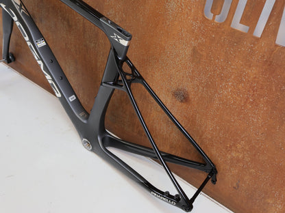 Rennradrahmen von Pinarello, PINARELLO DOGMA X RAHMENSET XOLAR BLACK CARBON / 50CM vor USEDBIKES-OB.DE Hintergrund