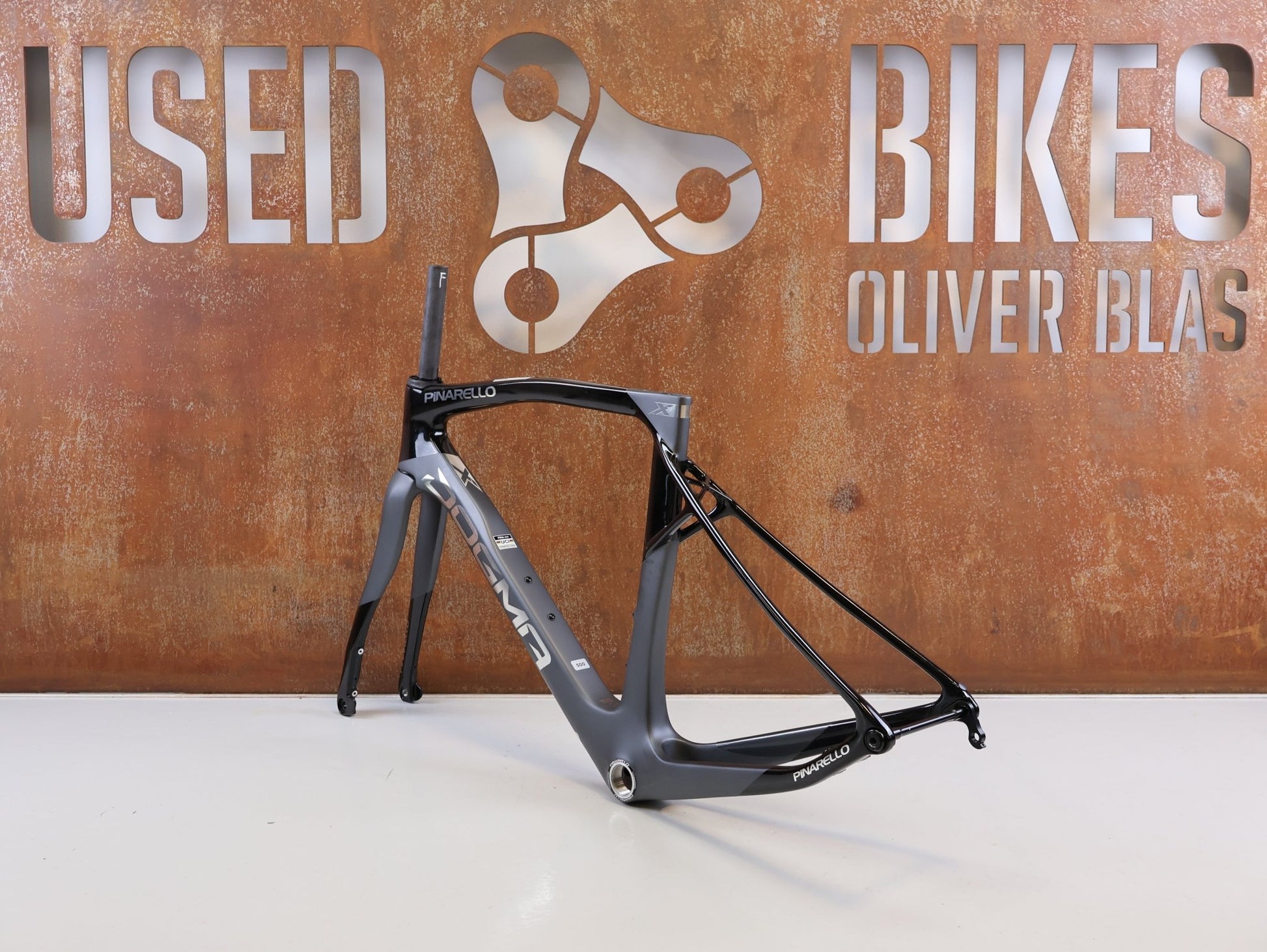 Rennradrahmen von Pinarello, PINARELLO DOGMA X RAHMENSET XOLAR BLACK CARBON / 50CM vor USEDBIKES-OB.DE Hintergrund