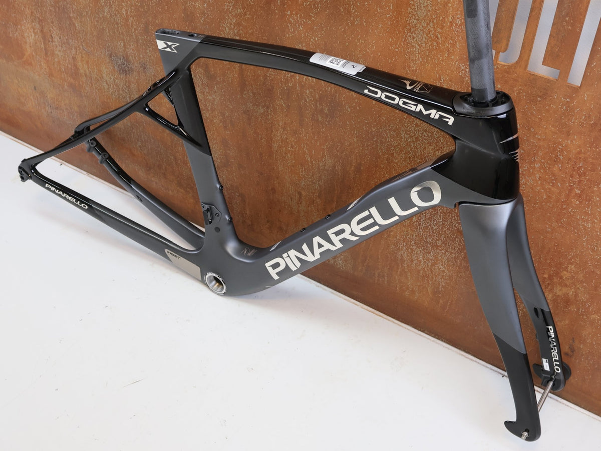 Rennradrahmen von Pinarello, PINARELLO DOGMA X RAHMENSET XOLAR BLACK CARBON / 50CM vor USEDBIKES-OB.DE Hintergrund