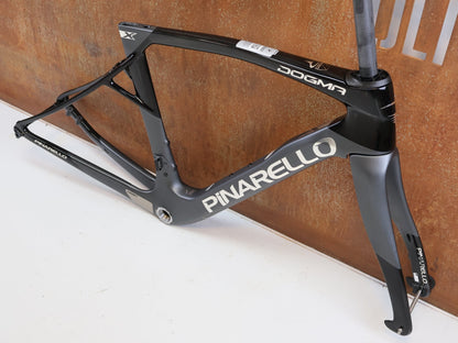Rennradrahmen von Pinarello, PINARELLO DOGMA X RAHMENSET XOLAR BLACK CARBON / 50CM vor USEDBIKES-OB.DE Hintergrund