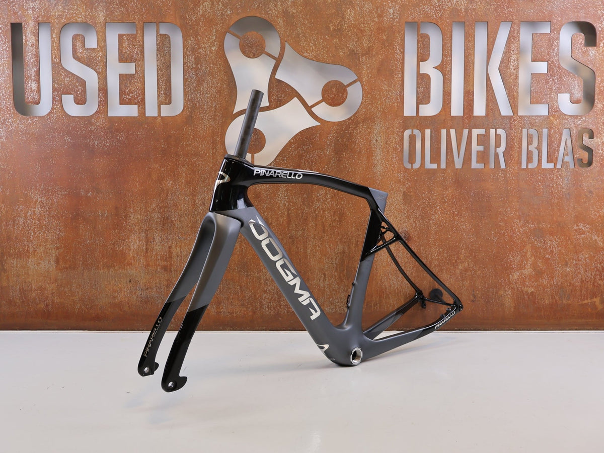 Rennradrahmen von Pinarello, PINARELLO DOGMA X RAHMENSET XOLAR BLACK CARBON / 50CM vor USEDBIKES-OB.DE Hintergrund