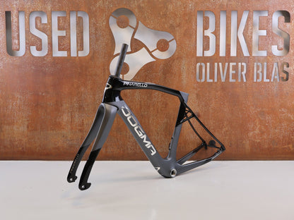Rennradrahmen von Pinarello, PINARELLO DOGMA X RAHMENSET XOLAR BLACK CARBON / 50CM vor USEDBIKES-OB.DE Hintergrund