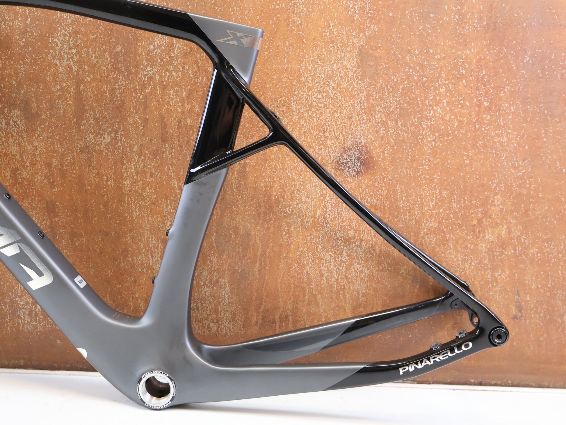 Rennradrahmen von Pinarello, PINARELLO DOGMA X RAHMENSET XOLAR BLACK CARBON / 50CM vor USEDBIKES-OB.DE Hintergrund