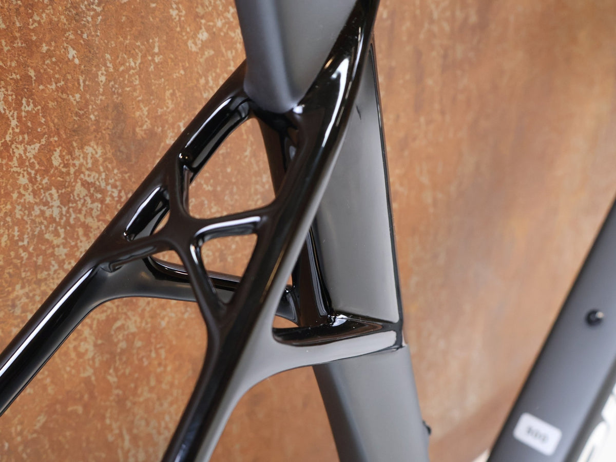 Rennradrahmen von Pinarello, PINARELLO DOGMA X RAHMENSET XOLAR BLACK CARBON / 50CM vor USEDBIKES-OB.DE Hintergrund