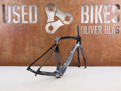Rennradrahmen von Pinarello, PINARELLO DOGMA X RAHMENSET XOLAR BLACK CARBON / 50CM vor USEDBIKES-OB.DE Hintergrund