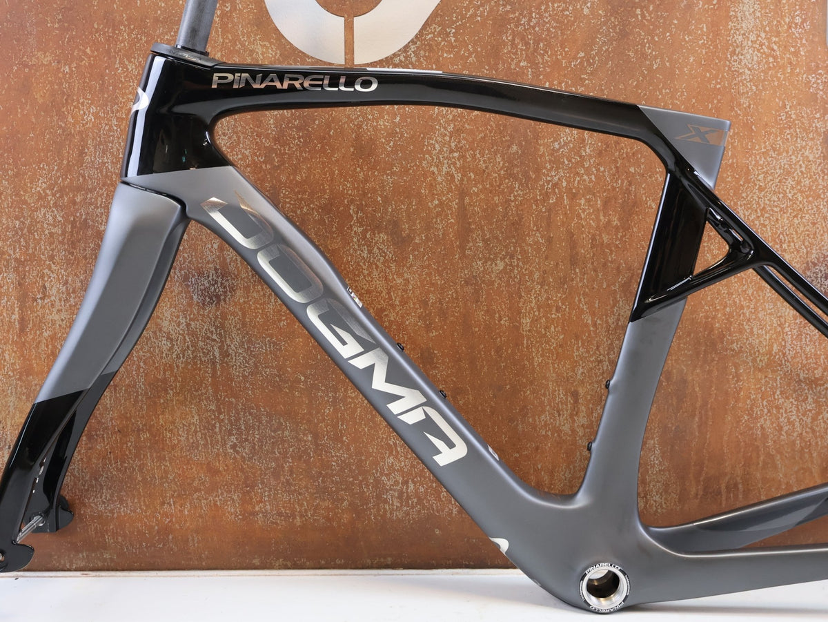 Rennradrahmen von Pinarello, PINARELLO DOGMA X RAHMENSET XOLAR BLACK CARBON / 50CM vor USEDBIKES-OB.DE Hintergrund