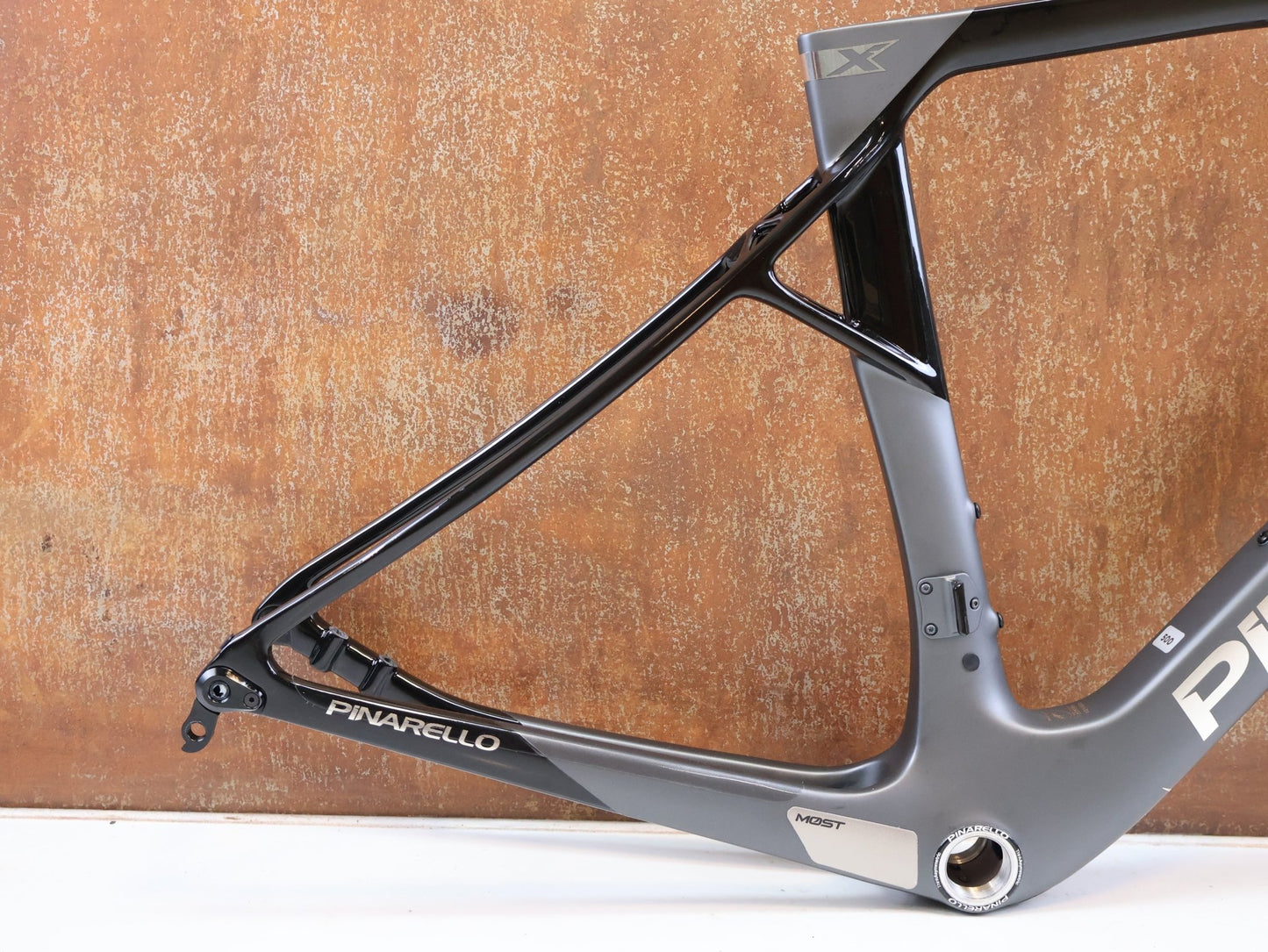 Rennradrahmen von Pinarello, PINARELLO DOGMA X RAHMENSET XOLAR BLACK CARBON / 50CM vor USEDBIKES-OB.DE Hintergrund