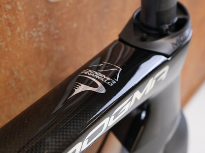 Rennradrahmen von Pinarello, PINARELLO DOGMA X RAHMENSET XOLAR BLACK CARBON / 50CM vor USEDBIKES-OB.DE Hintergrund