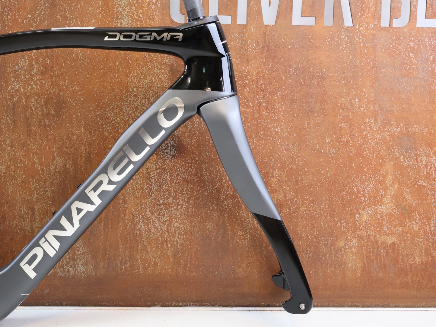 Rennradrahmen von Pinarello, PINARELLO DOGMA X RAHMENSET XOLAR BLACK CARBON / 50CM vor USEDBIKES-OB.DE Hintergrund