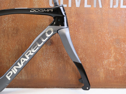 Rennradrahmen von Pinarello, PINARELLO DOGMA X RAHMENSET XOLAR BLACK CARBON / 50CM vor USEDBIKES-OB.DE Hintergrund
