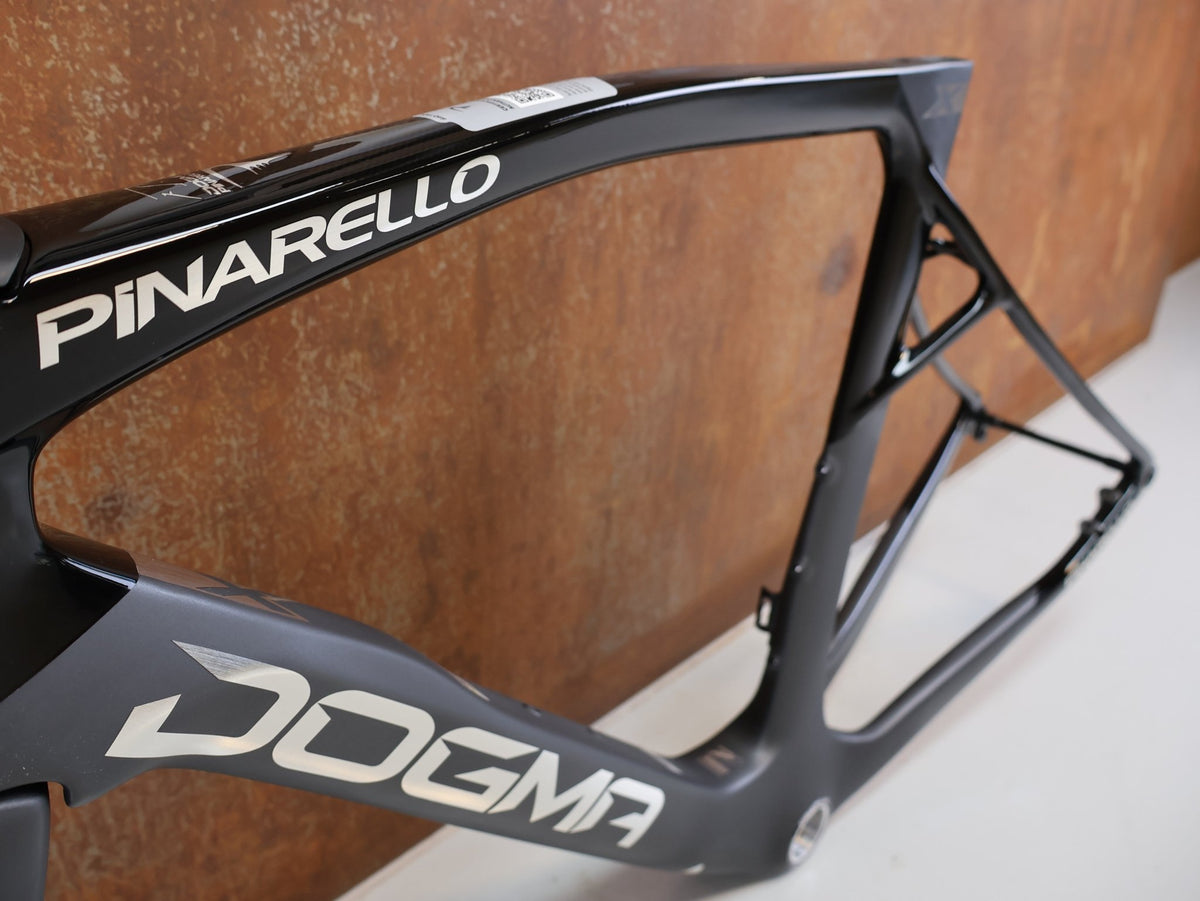 Rennradrahmen von Pinarello, PINARELLO DOGMA X RAHMENSET XOLAR BLACK CARBON / 51.5CM vor USEDBIKES-OB.DE Hintergrund