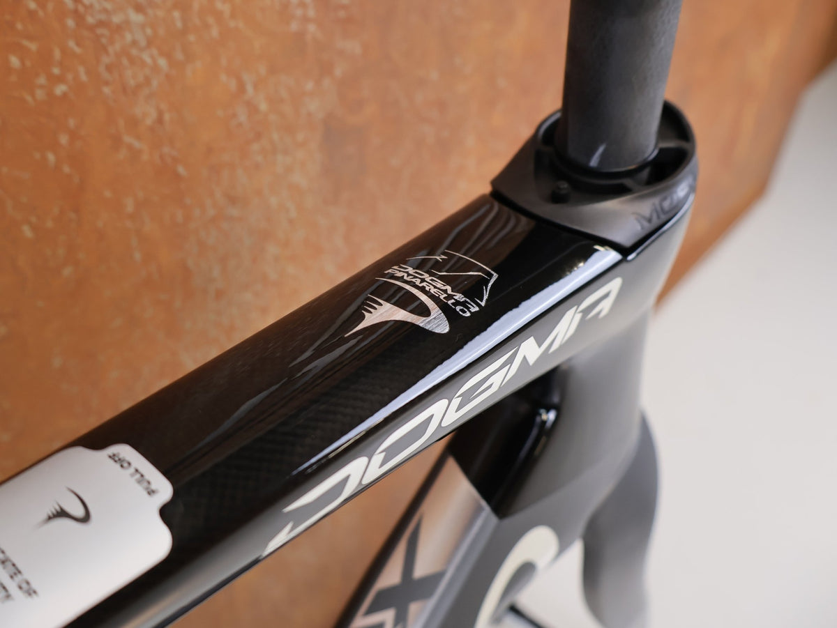 Rennradrahmen von Pinarello, PINARELLO DOGMA X RAHMENSET XOLAR BLACK CARBON / 51.5CM vor USEDBIKES-OB.DE Hintergrund