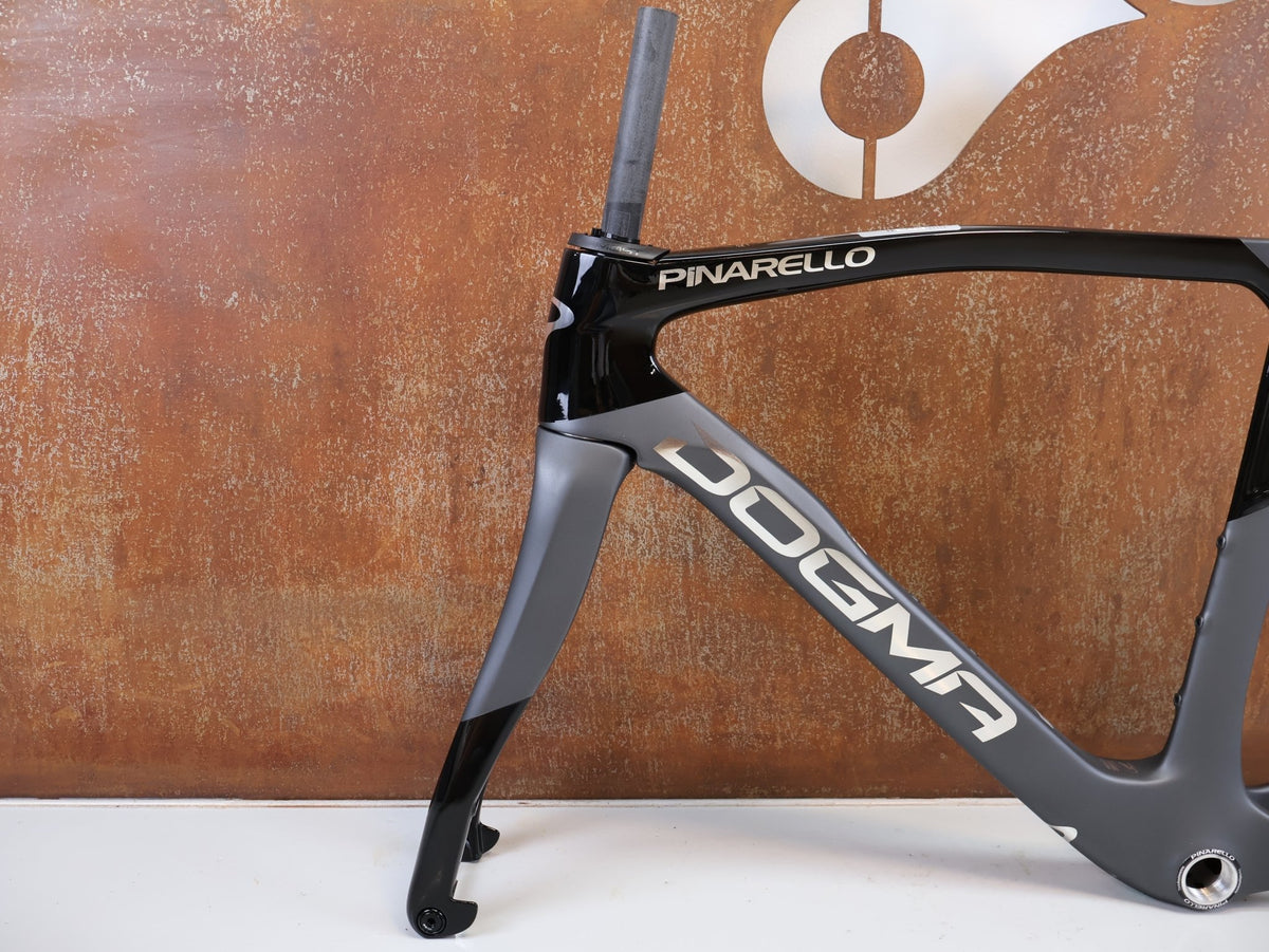 Rennradrahmen von Pinarello, PINARELLO DOGMA X RAHMENSET XOLAR BLACK CARBON / 51.5CM vor USEDBIKES-OB.DE Hintergrund