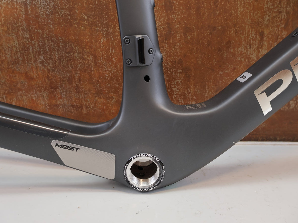 Rennradrahmen von Pinarello, PINARELLO DOGMA X RAHMENSET XOLAR BLACK CARBON / 54CM vor USEDBIKES-OB.DE Hintergrund