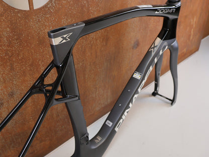 Rennradrahmen von Pinarello, PINARELLO DOGMA X RAHMENSET XOLAR BLACK CARBON / 54CM vor USEDBIKES-OB.DE Hintergrund