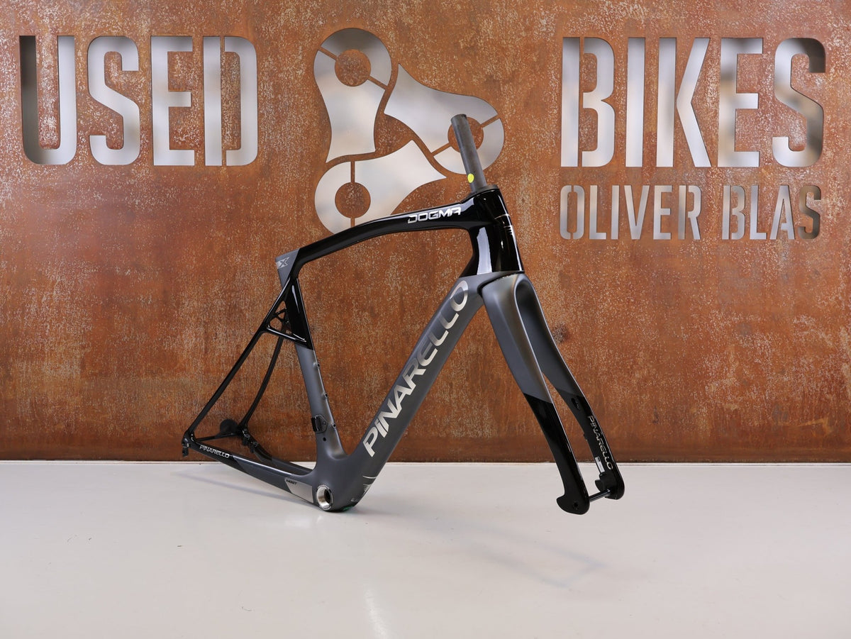 Rennradrahmen von Pinarello, PINARELLO DOGMA X RAHMENSET XOLAR BLACK CARBON / 54CM vor USEDBIKES-OB.DE Hintergrund