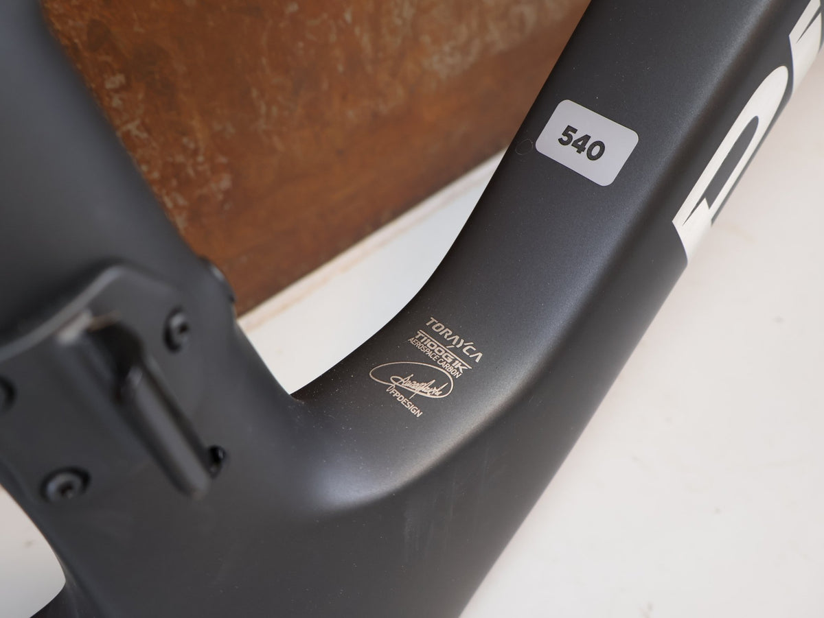 Rennradrahmen von Pinarello, PINARELLO DOGMA X RAHMENSET XOLAR BLACK CARBON / 54CM vor USEDBIKES-OB.DE Hintergrund
