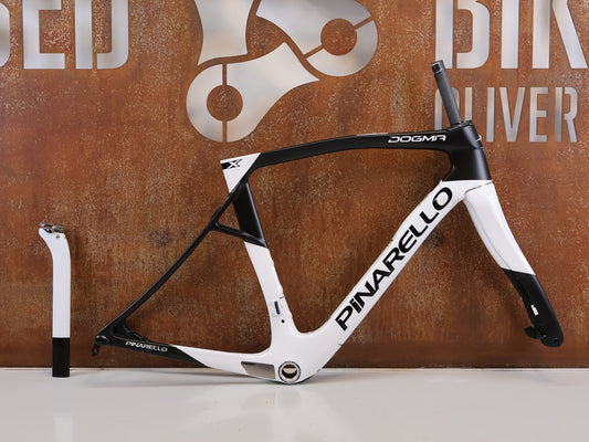 Rennradrahmen von Pinarello, PINARELLO DOGMA X RAHMENSET XOLAR WHITE CARBON / 53CM vor USEDBIKES-OB.DE Hintergrund