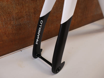 Rennradrahmen von Pinarello, PINARELLO DOGMA X RAHMENSET XOLAR WHITE CARBON / 55CM vor USEDBIKES-OB.DE Hintergrund
