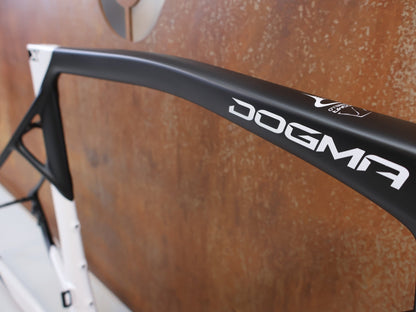 Rennradrahmen von Pinarello, PINARELLO DOGMA X RAHMENSET XOLAR WHITE CARBON / 55CM vor USEDBIKES-OB.DE Hintergrund