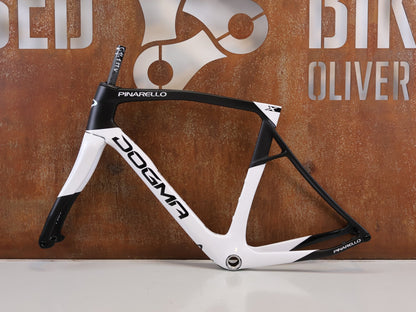 Rennradrahmen von Pinarello, PINARELLO DOGMA X RAHMENSET XOLAR WHITE CARBON / 55CM vor USEDBIKES-OB.DE Hintergrund