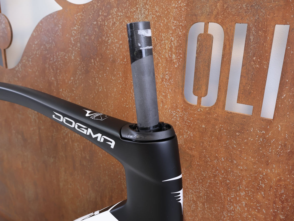 Rennradrahmen von Pinarello, PINARELLO DOGMA X RAHMENSET XOLAR WHITE CARBON / 55CM vor USEDBIKES-OB.DE Hintergrund