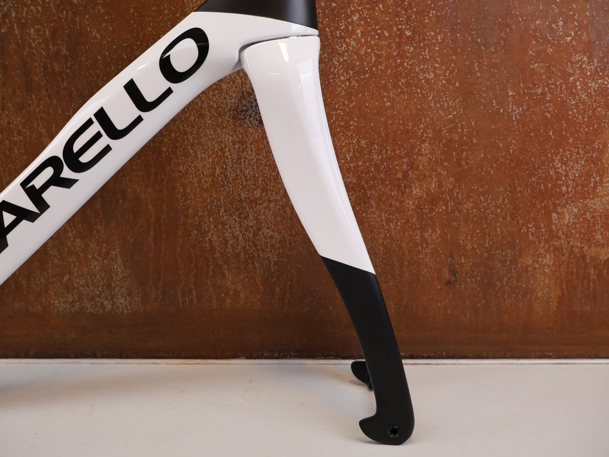 Rennradrahmen von Pinarello, PINARELLO DOGMA X RAHMENSET XOLAR WHITE CARBON / 55CM vor USEDBIKES-OB.DE Hintergrund