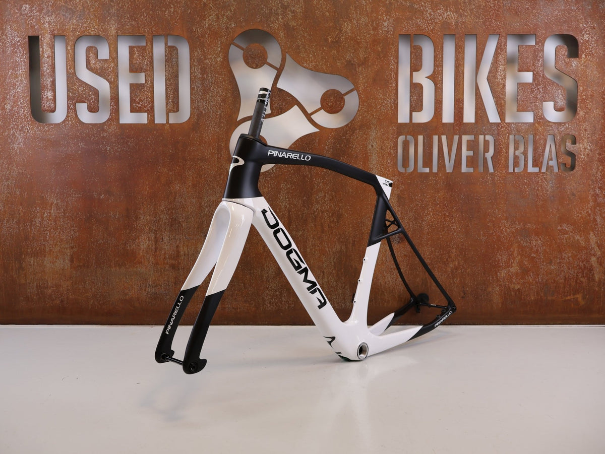 Rennradrahmen von Pinarello, PINARELLO DOGMA X RAHMENSET XOLAR WHITE CARBON / 55CM vor USEDBIKES-OB.DE Hintergrund