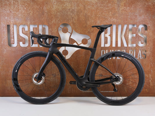 Rennrad von Pinarello, PINARELLO F7 DISC ULTEGRA DI2 ULTRAFAST 45 FURIOUS BLACK / 50CM vor USEDBIKES-OB.DE Hintergrund