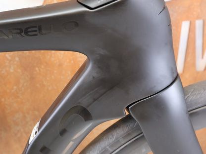 Rennrad von Pinarello, PINARELLO F7 DISC ULTEGRA DI2 ULTRAFAST 45 FURIOUS BLACK / 50CM vor USEDBIKES-OB.DE Hintergrund
