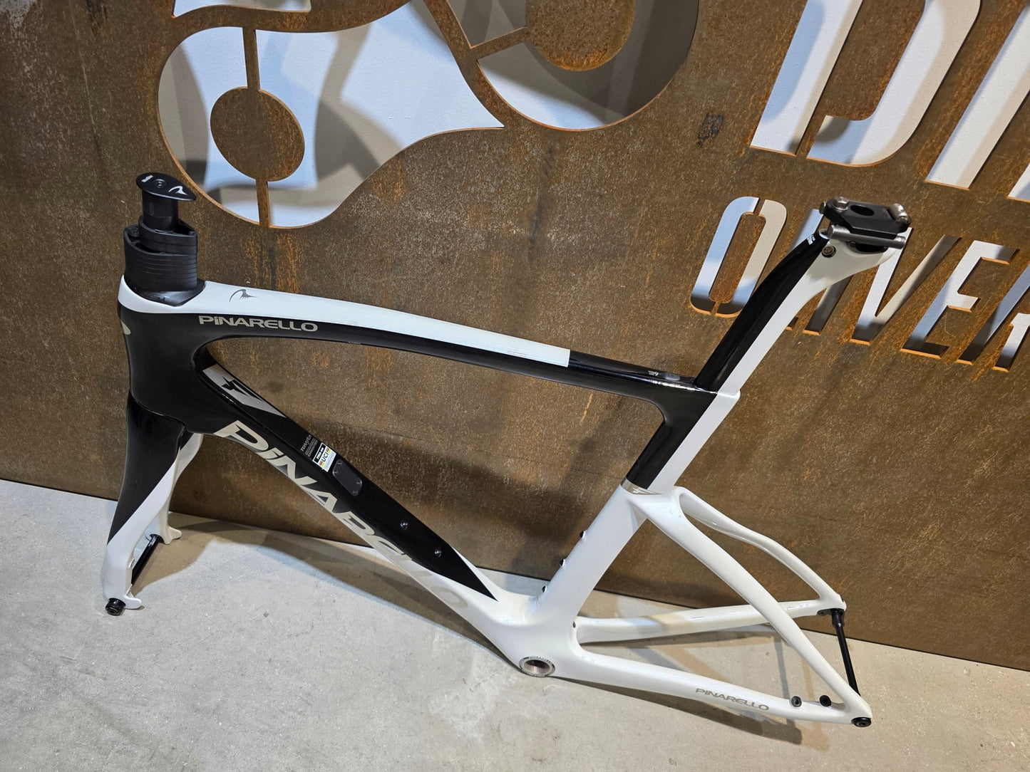 Rennradrahmen von Pinarello, PINARELLO F9 RAHMENSET / RAZOR WHITE / DISC / 56CM vor USEDBIKES - OB.DE Hintergrund