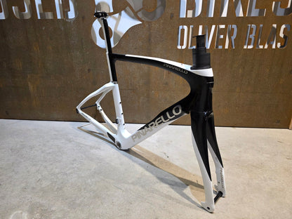 Rennradrahmen von Pinarello, PINARELLO F9 RAHMENSET / RAZOR WHITE / DISC / 56CM vor USEDBIKES - OB.DE Hintergrund
