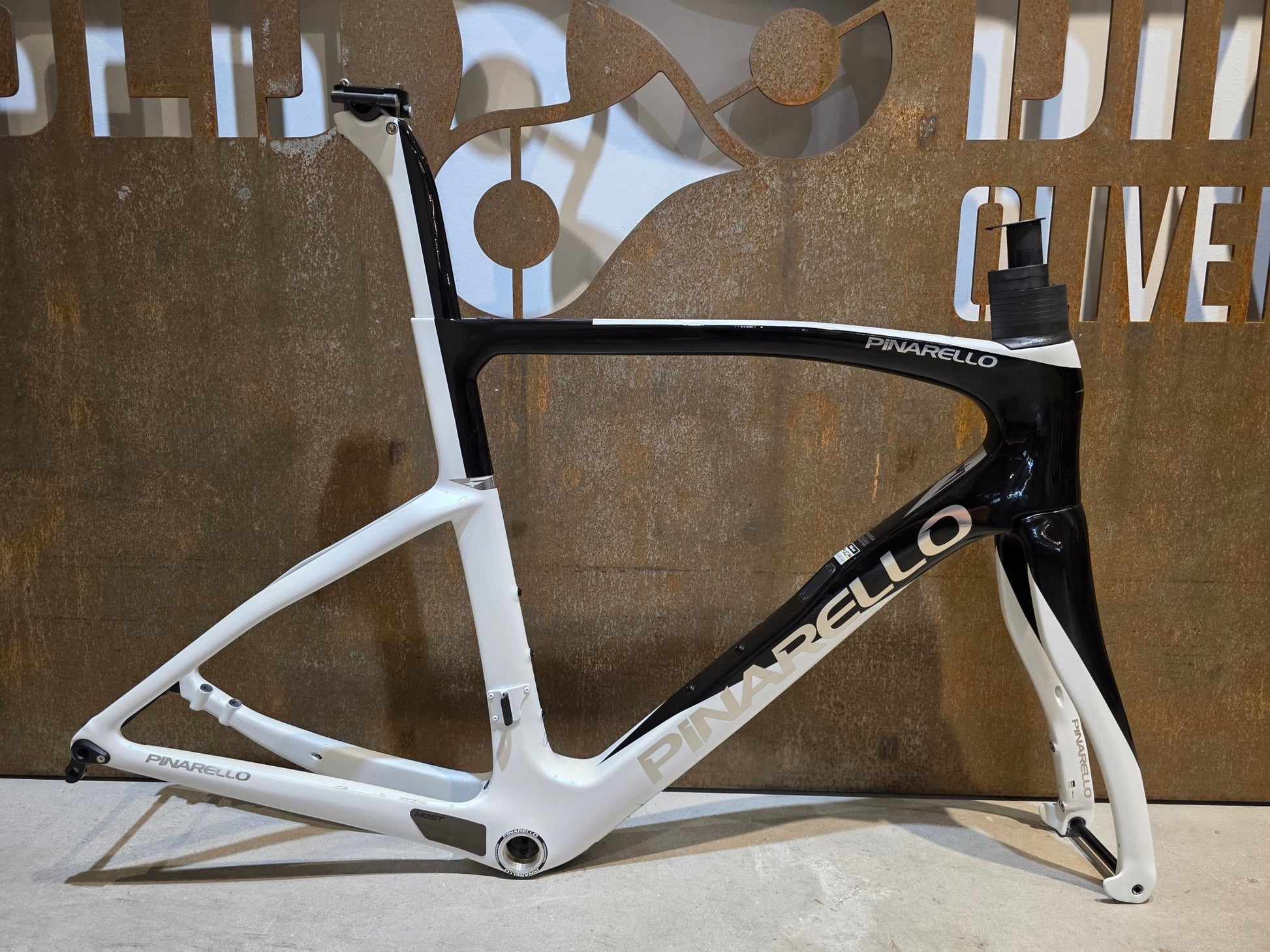 Rennradrahmen von Pinarello, PINARELLO F9 RAHMENSET / RAZOR WHITE / DISC / 56CM vor USEDBIKES - OB.DE Hintergrund