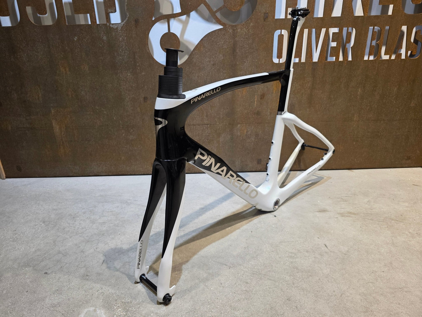 Rennradrahmen von Pinarello, PINARELLO F9 RAHMENSET / RAZOR WHITE / DISC / 56CM vor USEDBIKES - OB.DE Hintergrund