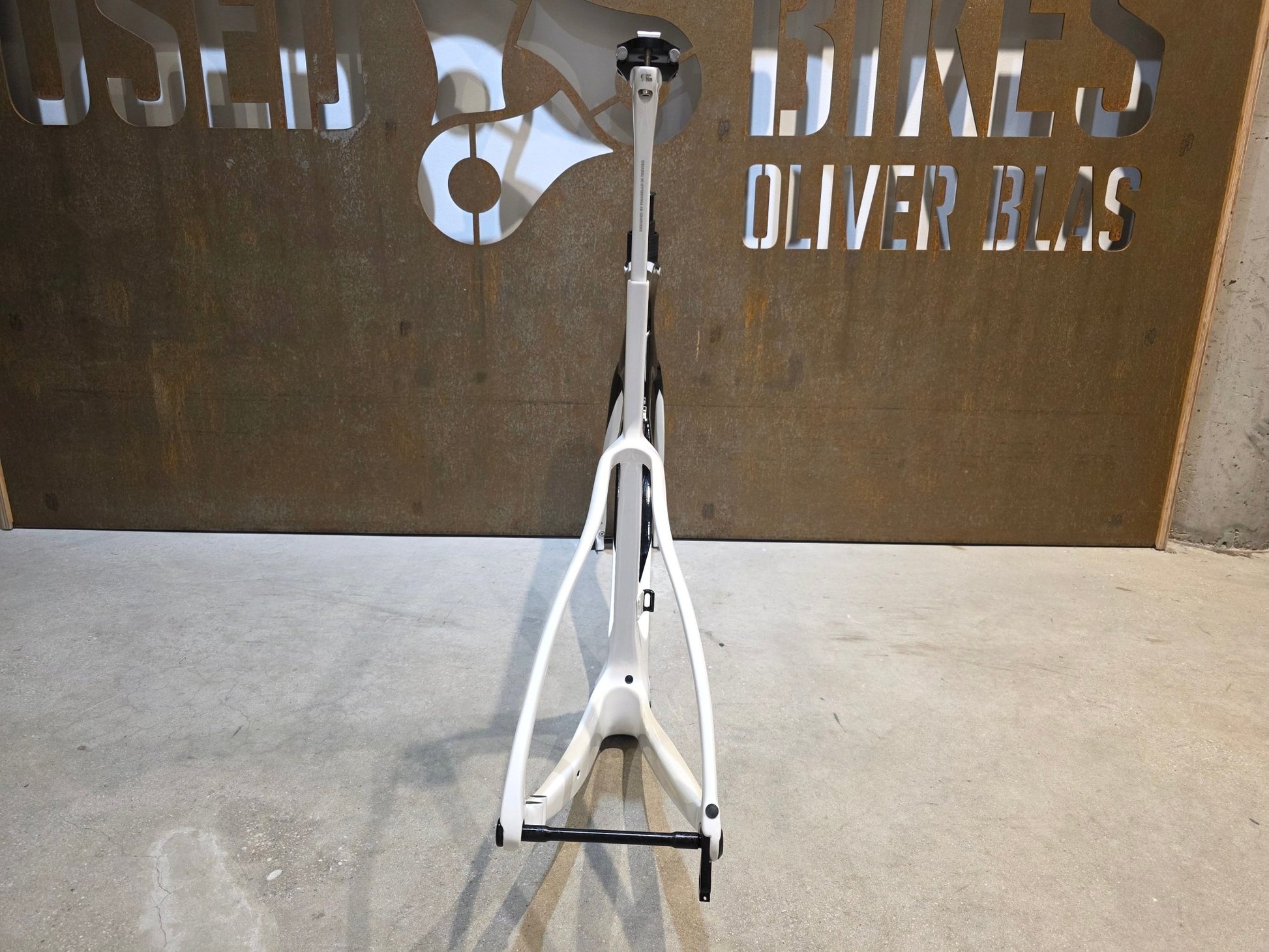 Rennradrahmen von Pinarello, PINARELLO F9 RAHMENSET / RAZOR WHITE / DISC / 56CM vor USEDBIKES - OB.DE Hintergrund